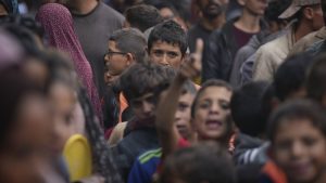 الموت يلاحق الأبرياء في غزة.. تدافع للحصول على الخبز يسفر عن مقتل ثلاثة أشخاص