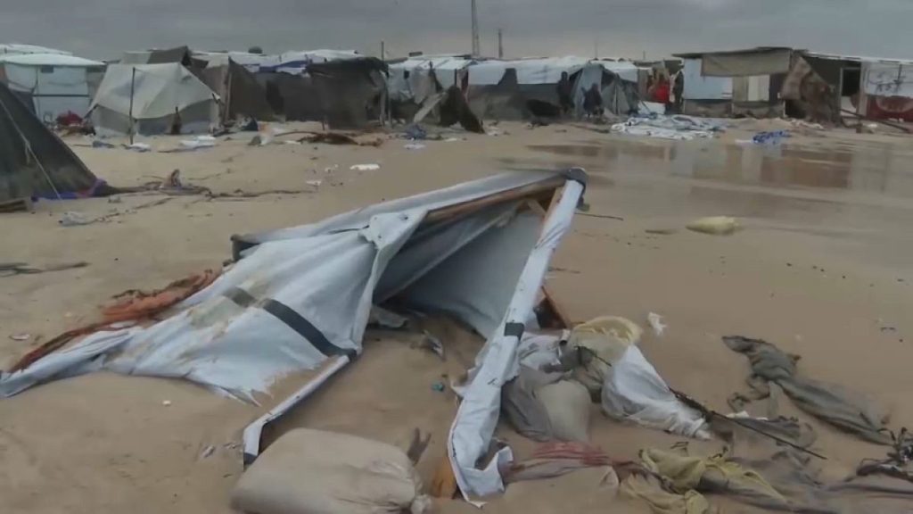 الفيضانات تُغرق خيام نازحي غزة: “هربت مع أطفالي ولكن أين نذهب؟”