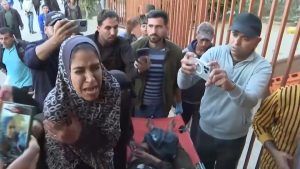 “من سيناديني ماما الآن؟”.. أم فلسطينية تودّع أطفالها الثلاثة بعد غارة إسرائيلية على غزة