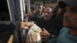 فيديو. في دير البلح.. طوابير الخبز تروي قصة معاناة سكان غزة
