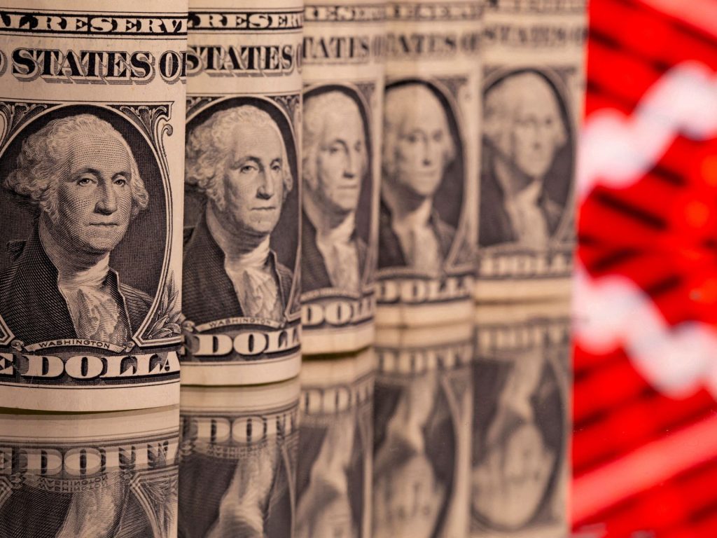 الدولار بأعلى مستوى في 13 شهرا وبيتكوين تقترب من 100 ألف دولار