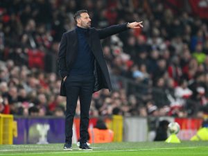 ليستر سيتي يعين الهولندي فان نيستلروي مدربا