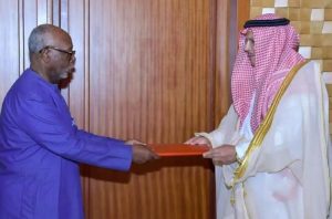 السفير الغامدي يقدم نسخة من أوراق اعتماده سفيرا فوق العادة لدى الكاميرون