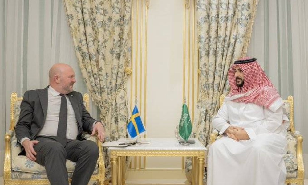 وزير الدفاع يستعرض علاقات التعاون مع وزير الدولة بمكتب رئيس وزراء السويد