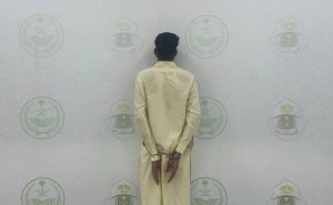 القبض على مقيم لاعتدائه بسلاح أبيض على آخر وسرقة مبلغ مالي بالرياض