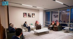 وزير الاقتصاد والتخطيط ونظيره الإيراني يناقشان تعزيز العلاقات بين البلدين