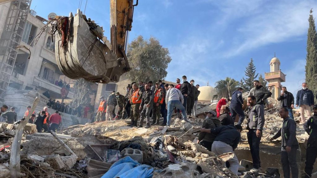 27 قتيلا وجريحا في غارة إسرائيلية على محيط دمشق