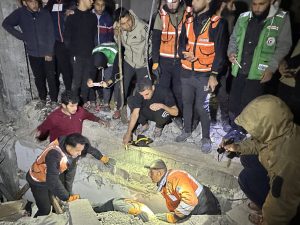 12 شهيدا بغزة والاحتلال يستهدف مركزا للإيواء ويبعد نازحين