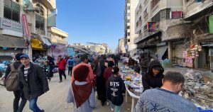 شح السيولة والحصار الإسرائيلي يعيدان غزة إلى عصر المقايضة