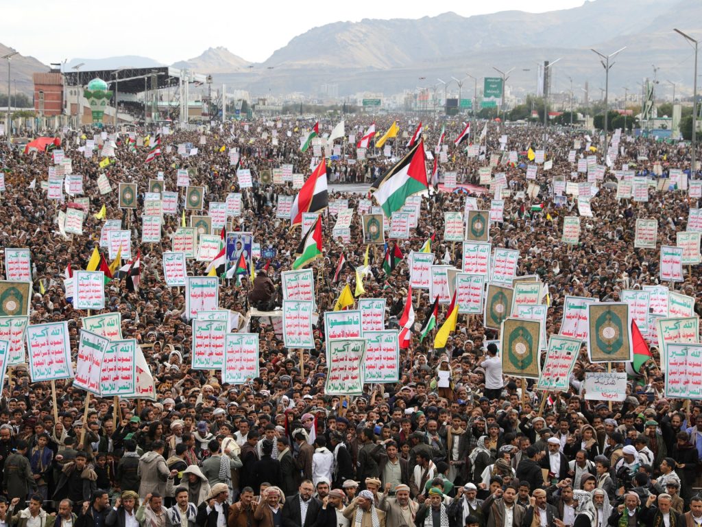 عشرات آلاف اليمنيين يتظاهرون تنديدا بالعدوان على غزة ولبنان