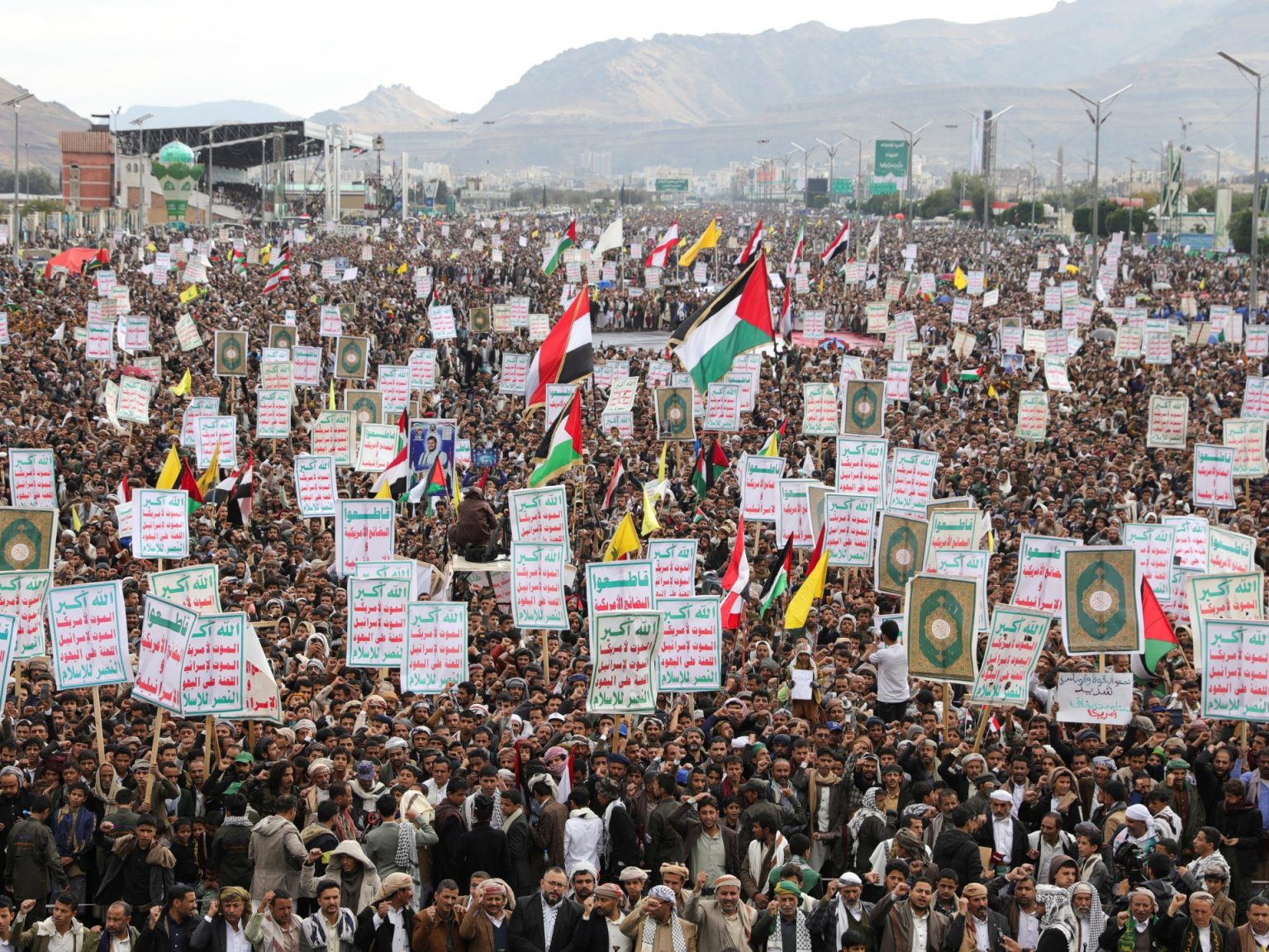 عشرات آلاف اليمنيين يتظاهرون تنديدا بالعدوان على غزة ولبنان