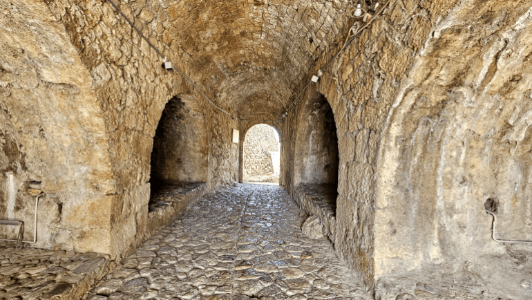 قلعة كرويا.. حين ينسجم التاريخ العريق والتراث البديع مع الطبيعة الخلابة والمغامرة الشيقة