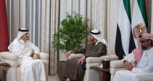 رئيس وزراء قطر يبحث مع رئيس الإمارات وقف إطلاق النار بالمنطقة