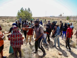 ليبيا تضبط 300 مهاجر أثناء محاولتهم عبور الصحراء نحو البحر المتوسط