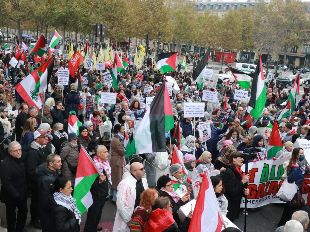 خمس شباب فرنسا يودون لو يغادر اليهود بلادهم