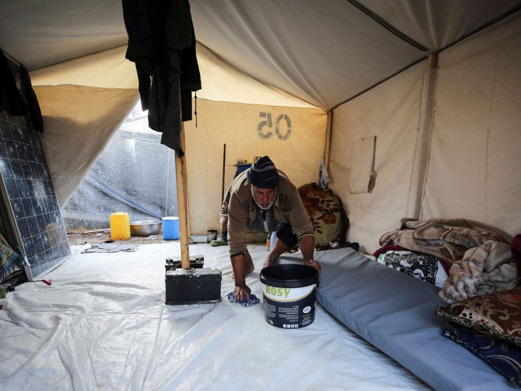 الشتاء يهدد خيام النازحين في غزة بالغرق بمياه الصرف الصحي