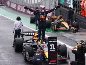 بالفيديو.. فرستابن يفوز بجائزة البرازيل الكبرى لفورمولا 1 بعد سباق قوي وفوضوي