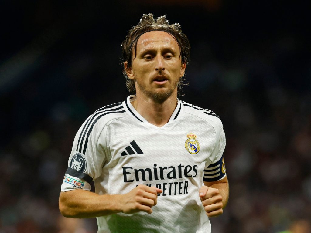 لفتة خاصة: لوكا مودريتش يرسل الكرة الذهبية للاعب كرواتي شاب بعد تعرضه لإصابة خطيرة