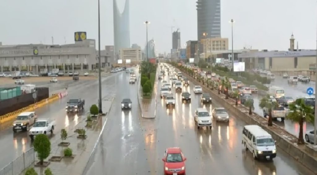«الأرصاد» عن طقس الأحد: أمطار رعدية ورياح مثيرة للأتربة على عدة مناطق