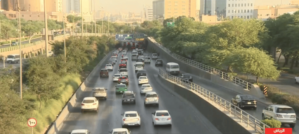 انتظام الحركة المرورية على طريق الملك فهد بالرياض