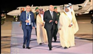 الرئيس الجزائري يصل الرياض للمشاركة في القمة العربية والإسلامية