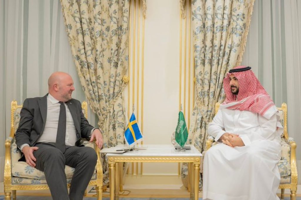 وزير الدفاع يبحث تعزيز التعاون مع وزير الدولة بمكتب رئيس وزراء السويد