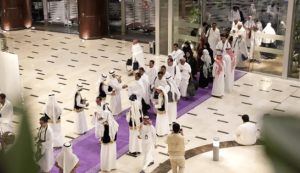 ضيوف برنامج خادم الحرمين الشريفين يؤدون مناسك العمرة وسط أجواء إيمانية