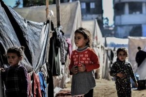 صحف عالمية: الغزيون يدرّسون أبناءهم في خيام ووسط أنقاض البنايات