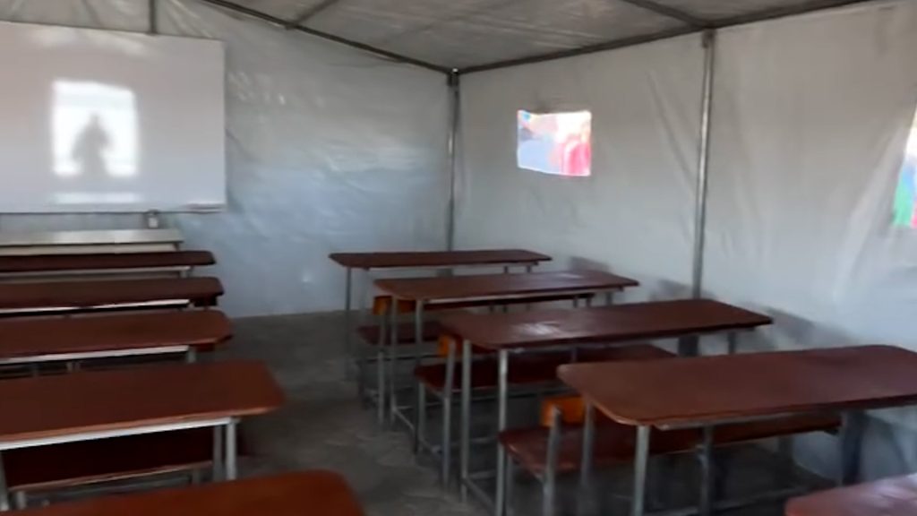 مشاهد من افتتاح أول مدرسة داخل مخيمات الإيواء جنوبي غزة