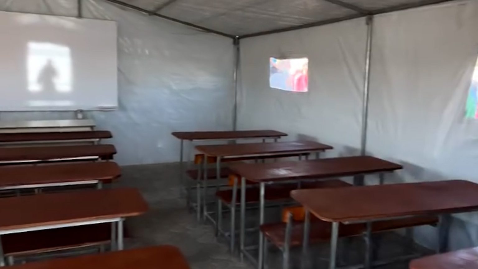 مشاهد من افتتاح أول مدرسة داخل مخيمات الإيواء جنوبي غزة