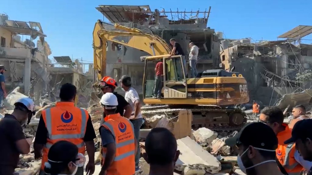 بالفيديو.. الدفاع المدني اللبناني في مواجهة النار والدمار