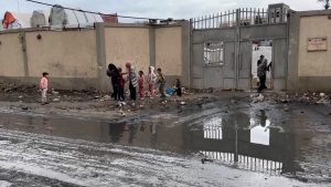 تكدّس النفايات وطفح مياه الصرف الصحي يفاقمان معاناة نازحي غزة