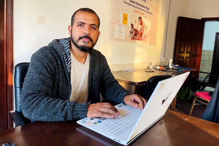 المهندس شريف نعيم صاحب مبادرة طاقات مكنت شباب وفتيات من غزة للعودة إلى أعمالهم عن بعد عبر الانترنت-رائد موسى-دير البلح-الجزيرة نت