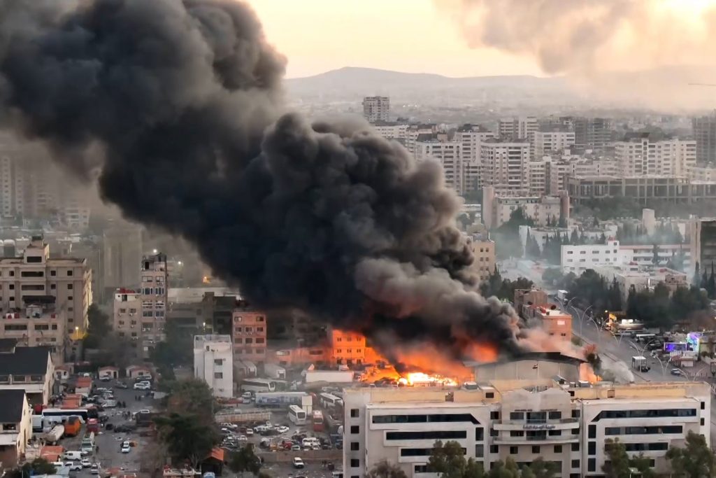 انفجارات في دمشق ومحيطها جراء غارات إسرائيلية