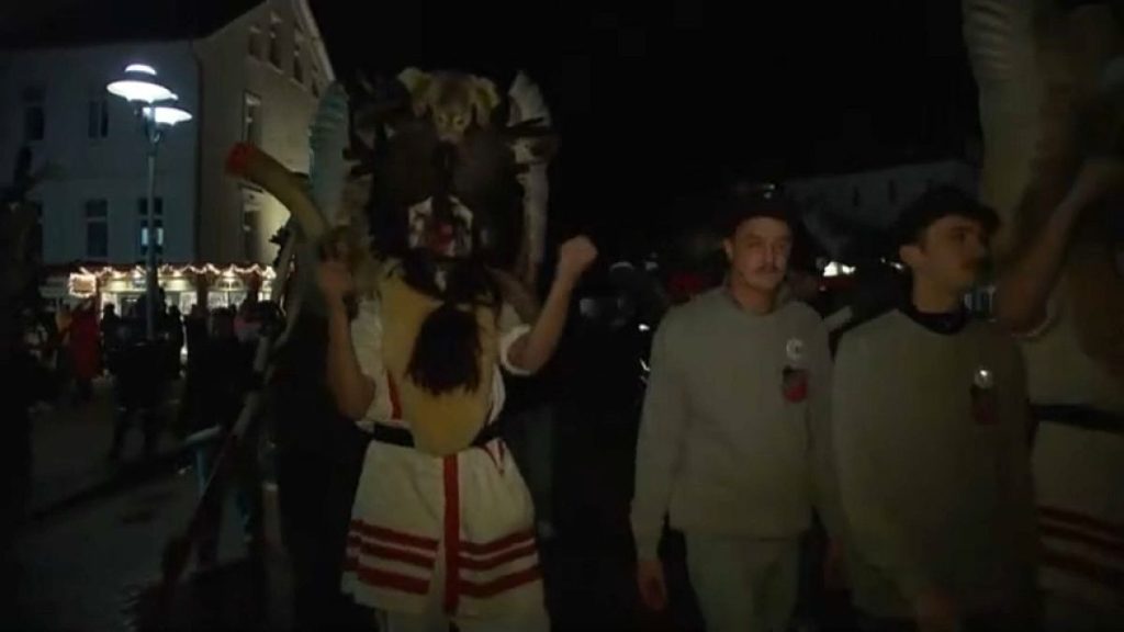 مهرجان شعبي في ألمانيا يبيح للرجال ضرب النساء على مؤخرتهن بواسطة قرون البقر.. تقليد عمره 200 عام