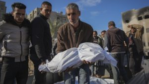 فيديو. مأساة جديدة في غزة: غارات إسرائيلية تدمر مخيمًا إنسانيًا وتقتل 21 نازحًا