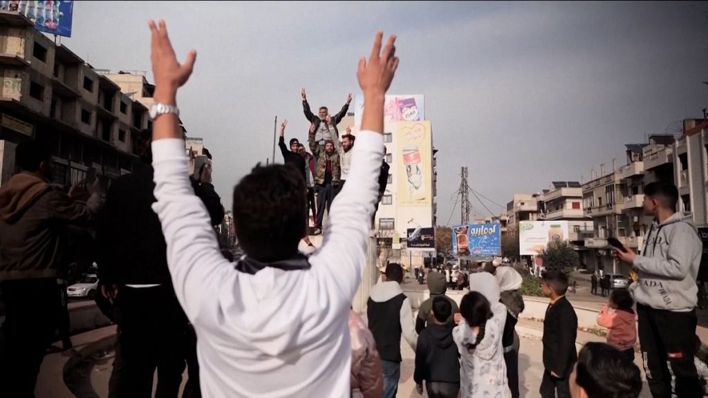 فيديو. سكان بابا عمرو في حمص يحتفلون بنهاية نظام الأسد