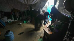 “احنا بنموت ومش عايشين”.. قسوة الطبيعة تضاعف آلام النازحين في غزة
