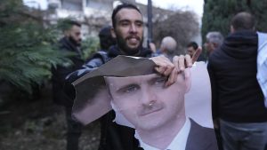 “سنعيد بناء بلدنا”.. ردود فعل الجالية السورية في أوروبا بعد سقوط بشار الأسد