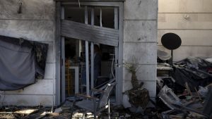 سمعنا انفجارا قويا.. سقوط مسيرة أطلقت من اليمن على مبنى وسط إسرائيل وغضب من فشل الجيش باعتراضها