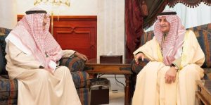 أمير تبوك يطمئن على صحة الشيخ الخريصي