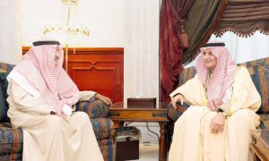 أمير تبوك يزور الخريصي في منزله