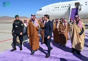 الرئيس الفرنسي يطّلع على معالم العلا الأثرية ومكوناتها التاريخية