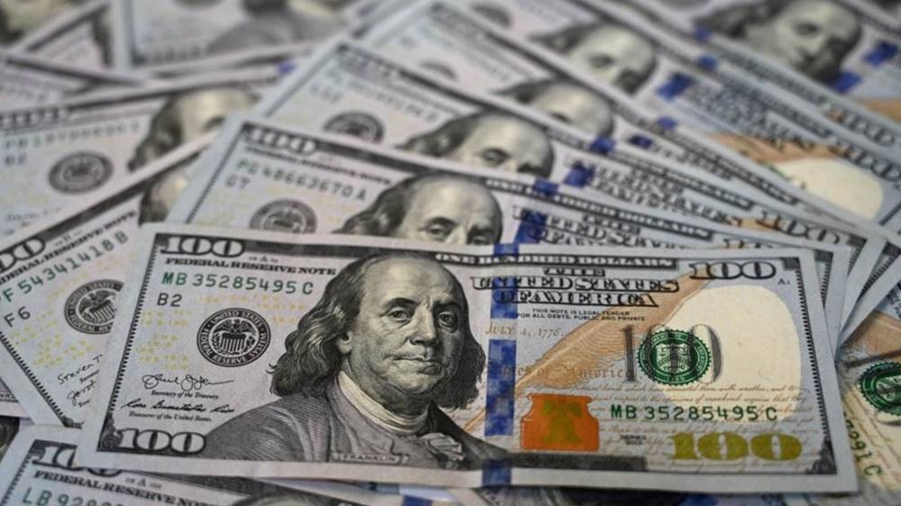 الدولار يتخطى حاجز الـ 50 جنيهاً في البنوك المصرية
