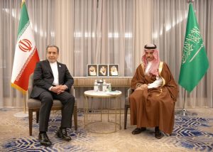 وزير الخارجية يبحث «العلاقات الثنائية» مع نظيره الإيراني