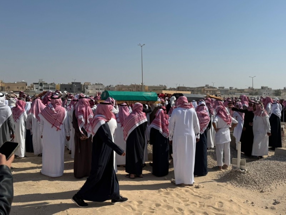 جموع غفيرة تشيع ضحايا حادثة طريق خريص