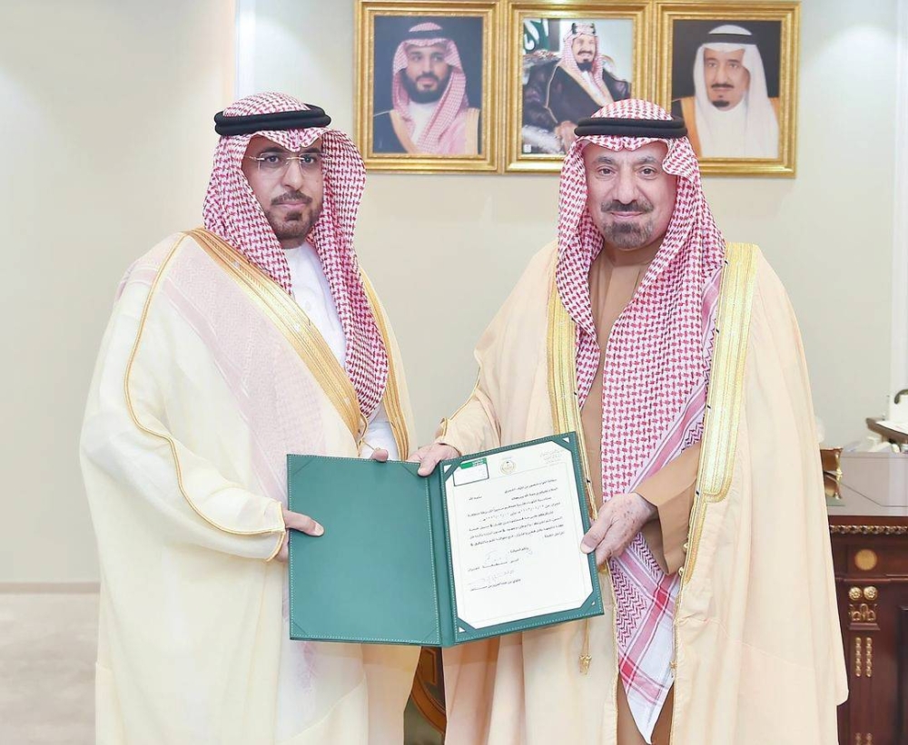 جلوي بن عبدالعزيز يكرّم مدير شرطة المنطقة السابق