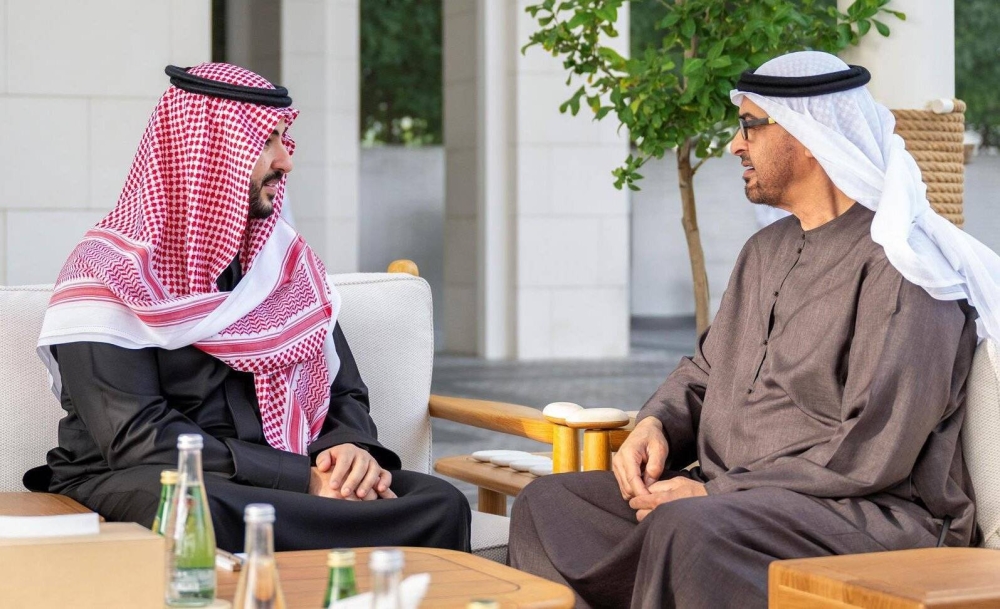 بتوجيه من القيادة.. وزير الدفاع يبحث مع الرئيس الإماراتي التطورات الإقليمية والدولية