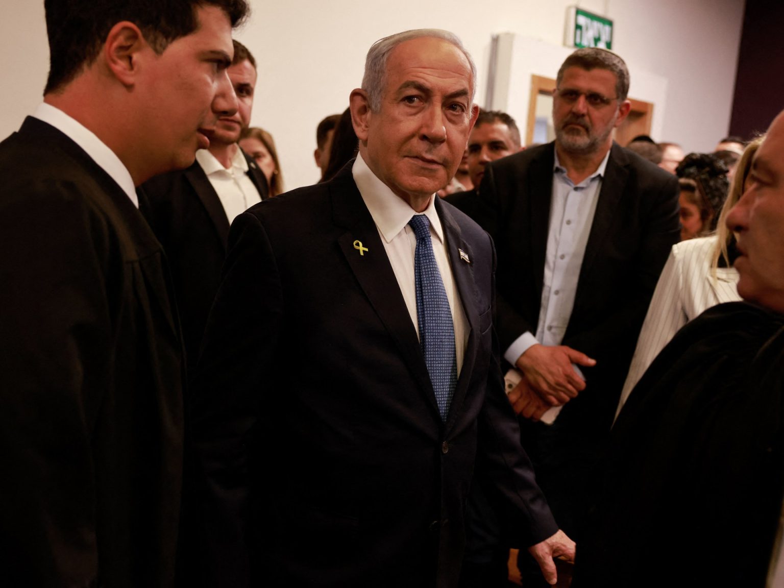 هآرتس: محاكمة نتنياهو أظهرت تقلب وجوهه ووهم الديمقراطية