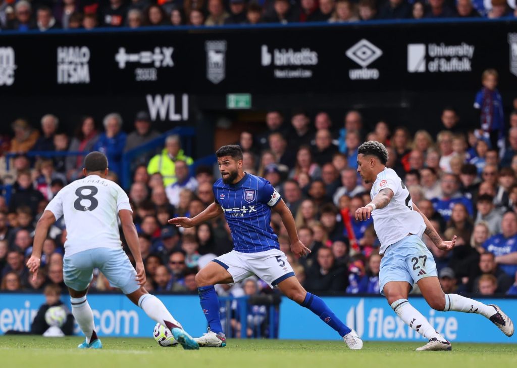 المصري سام مرسي يرفض ارتداء “شارة الشواذ” بالبريميرليغ وناديه يحترم موقفه